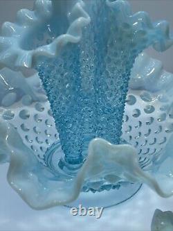 Vtg Fenton Art Glass Blue Opalescent Hobnail Apartment Epergne 3 Horns + Spare<br/>Traduction en français : Vtg Fenton Art Glass Blue Opalescent Hobnail Apartment Epergne 3 Cornes + Rechange