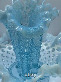 Vtg Fenton Art Glass Blue Opalescent Hobnail Apartment Epergne 3 Horns + Spare<br/>Traduction en français : Vtg Fenton Art Glass Blue Opalescent Hobnail Apartment Epergne 3 Cornes + Rechange
