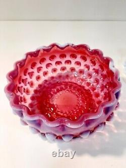 Vtg Rare Fenton Art Glass Cranberry Opalescent Pink Hobnail Lidded Candy Dish translated in French is: Vtg Rare Plat à bonbons en verre d'art Fenton Cranberry Opalescent Rose avec motif de clous de girofle et couvercle.