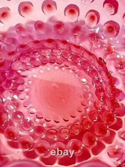 Vtg Rare Fenton Art Glass Cranberry Opalescent Pink Hobnail Lidded Candy Dish translated in French is: Vtg Rare Plat à bonbons en verre d'art Fenton Cranberry Opalescent Rose avec motif de clous de girofle et couvercle.